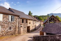 Maison en pierre dans le village d'Audressein dans le département d'Ariege, dans les Pyrénées, dans la région Occitanie, en France — Photo de stock