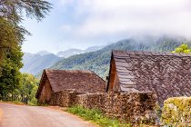 Каменный дом в деревне Одрессен в департаменте Арьеж, в горах Пиренеев, район Окситания, Франция — стоковое фото