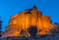 Іспанія, Арагон, церква Мурільйо де Гальєго, освітлена увечері. — стокове фото