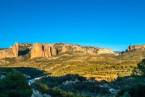 Espagne, Aragon, village et montagne de Mallos de Riglos — Photo de stock