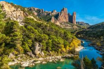 España, Aragón, Río Gallego y montaña de Mallos de Riglos - foto de stock