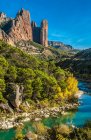 Spain, Aragon, Rio Gallego and mountain of Mallos de Riglos — Stock Photo