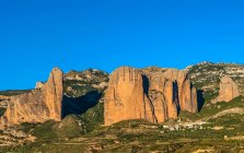 Spanien, Aragon, Dorf und Berg Mallos de Riglos — Stockfoto
