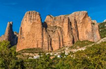 Spagna, Aragona, villaggio e montagna di Mallos de Riglos — Foto stock