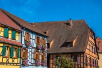 Francia, Alsacia, Ruta del Vino, Ribeauville, casas de entramado de madera - foto de stock
