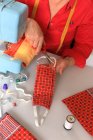 Производство защитных масок во время пандемии коронавируса, Ковид-19 — стоковое фото