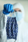 Жінка-лікар в захисті від коронавірусу — стокове фото