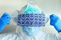 Protecção contra o coronavírus. Máscara de tecido alternativa. Homem com diferentes tipos de máscaras. — Fotografia de Stock