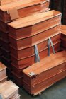Ataúdes de madera en la tienda - foto de stock