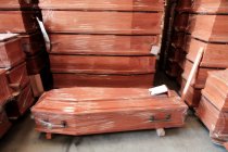 Cercueils en bois dans la boutique — Photo de stock
