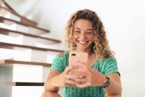Junger Teenager zu Hause mit Smartphone. Selfie — Stockfoto