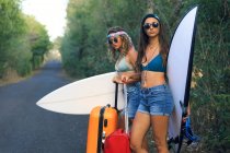 Girl with a suitcase. Young and Pretty Hippie on a Deserted Road — Stock Photo