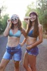Jeune et jolie hippie sur une route déserte — Photo de stock