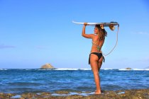 Bella surfista sopra il cielo blu — Foto stock