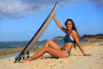 Belo surfista na praia — Fotografia de Stock