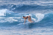 Schöne Surferin im Meer — Stockfoto