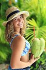 Портрет экзотической девушки, пьющей из кокоса — стоковое фото