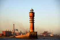 France, Nord, Côte d'Opale, phare de Saint Pol-sur-Mer et complexe pétrochimique dans le port de Dunkerque — Photo de stock