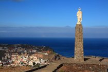 España, Islas Canarias, Gomera, San Sebastián, Sagrado Corazon de Jesus y Tenerife en el fondo - foto de stock