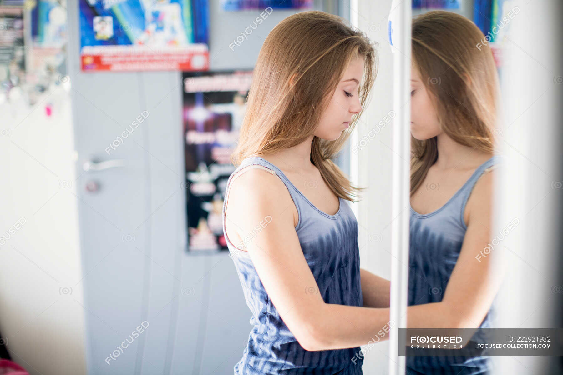 Adolescente En Face Du Miroir Adolescence Objet Stock Photo