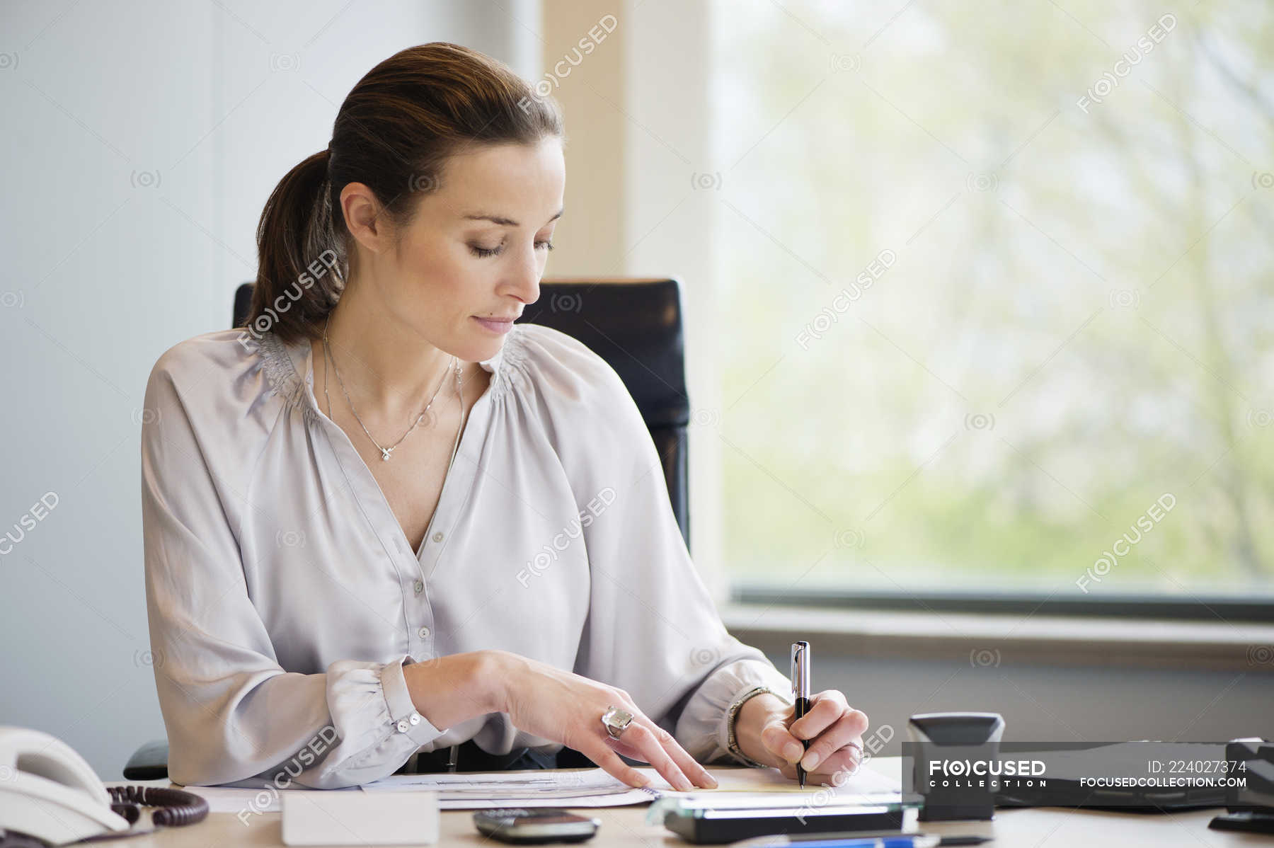 Elegante Mujer De Negocios Que Trabaja En El Escritorio En La Oficina — Longitud Media 3352