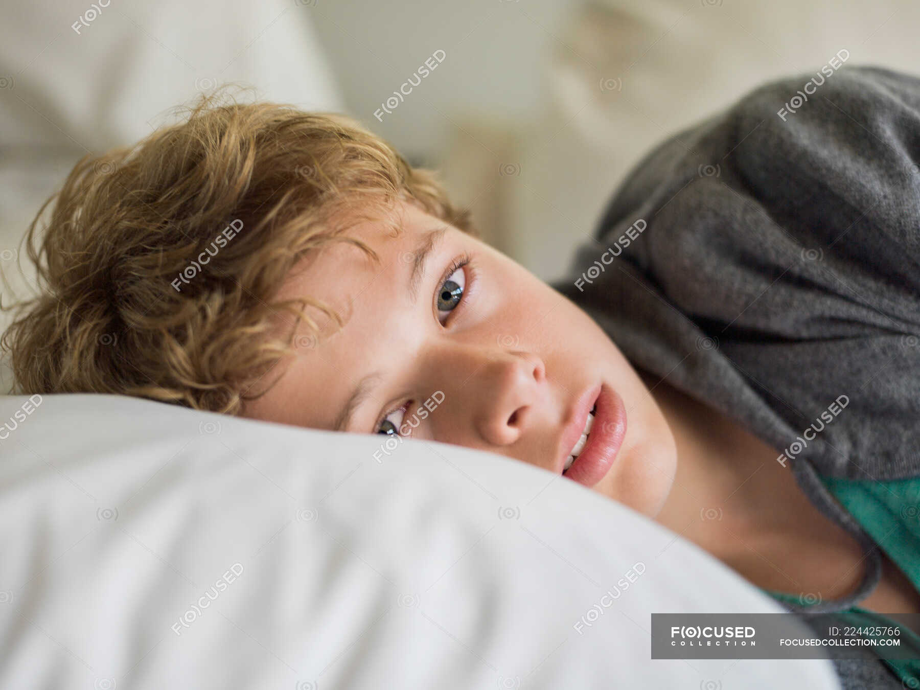Девочка подросток на кровати голая