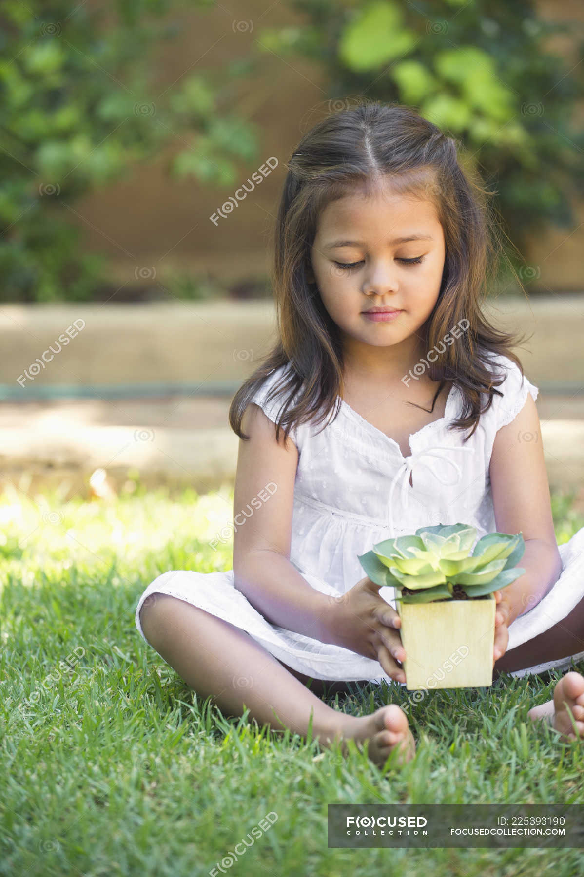 Дети 128. Фото девочка держит двор. Маленькие girls sitting grass писюльки 9 лет.