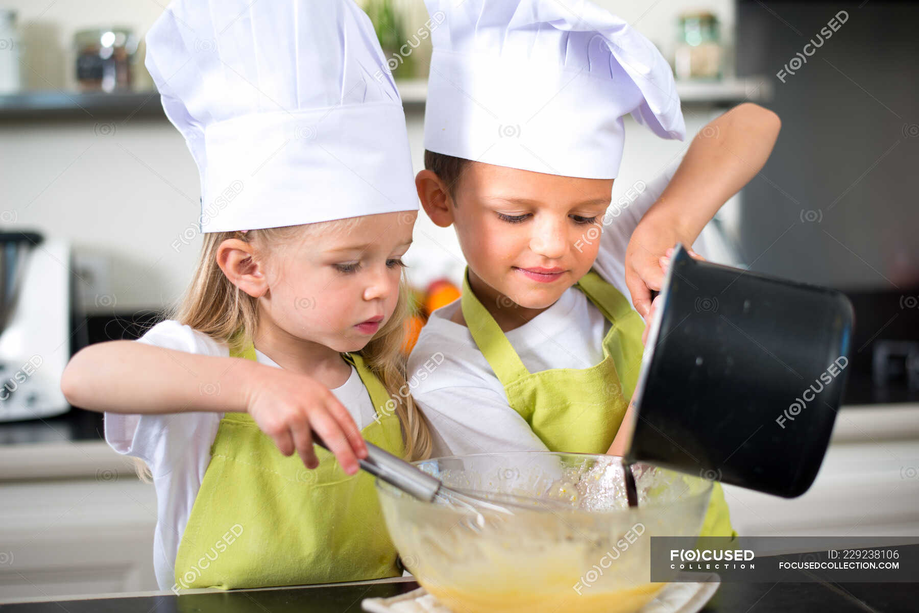 Zwei kleine Kinder glücklich Kinder Jungen und Mädchen Familie mit ...