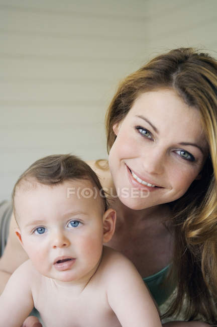 Портрет усміхненої матері і без сорочки хлопчика — стокове фото