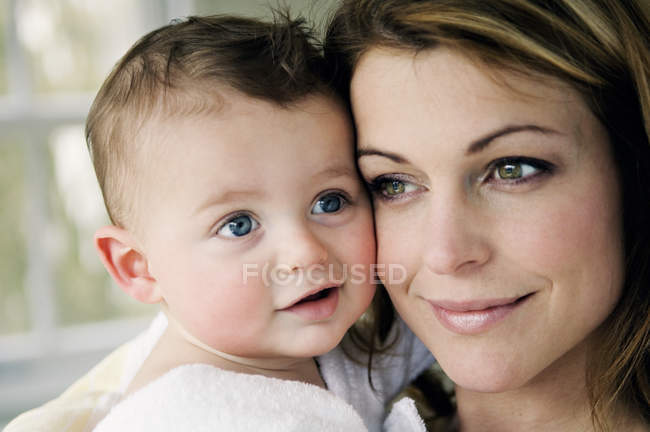 Портрет усміхненої матері і дитини обличчям до обличчя — стокове фото