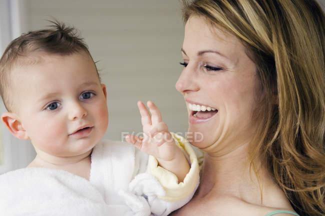 Porträt einer lächelnden Mutter beim Anblick eines kleinen Jungen — Stockfoto