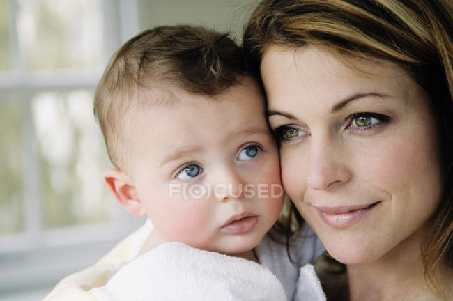 Porträt von lächelnder Mutter und Baby von Angesicht zu Angesicht — Stockfoto
