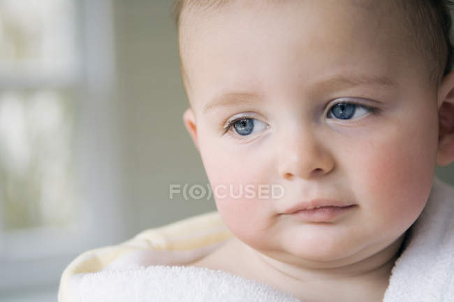 Портрет вдумчивого маленького ребенка, смотрящего в сторону — стоковое фото