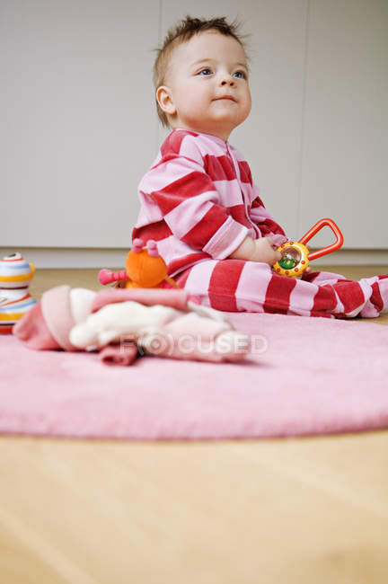 Happy baby boy playing, sitting on floor — Stock Photo