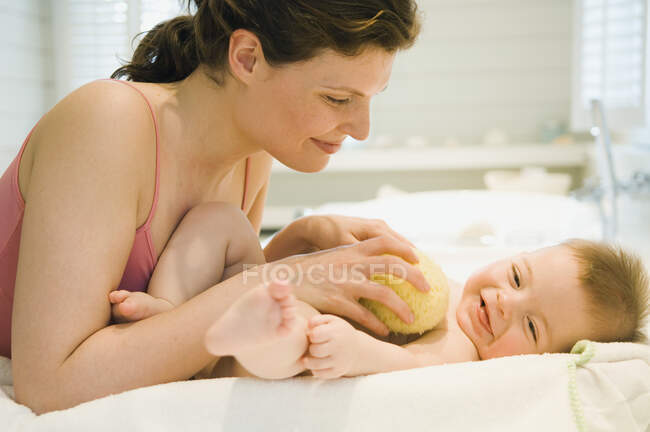 Mère lave son bébé — Photo de stock