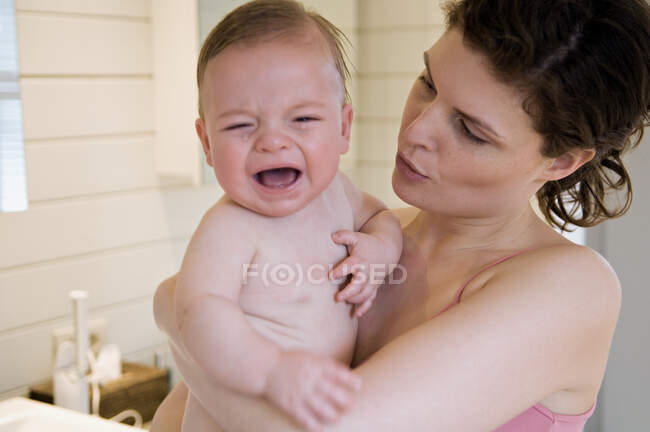 Madre y bebé llorando - foto de stock
