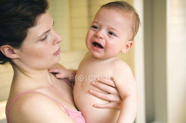 Mulher e bebê nu chorando — Fotografia de Stock