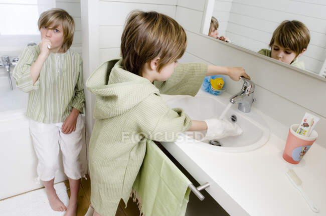 2 ребенка в ванной комнате — стоковое фото