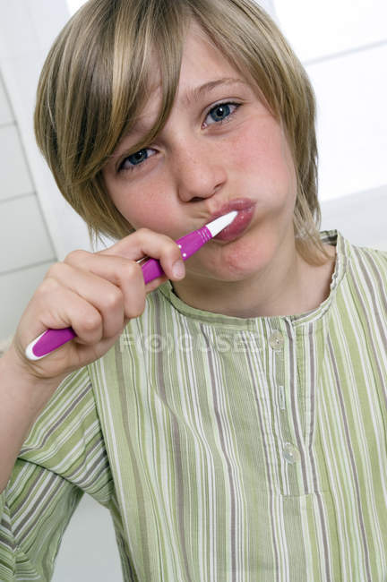 Retrato de menino sorridente escovando os dentes — Fotografia de Stock