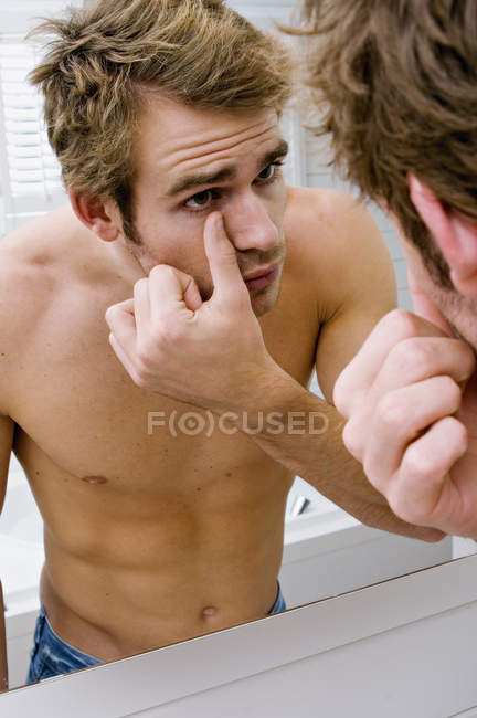 Uomo a piedi nudi davanti allo specchio del bagno — Foto stock