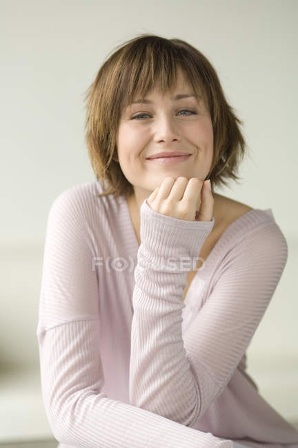 Retrato de mulher sorridente com cabelo curto olhando para a câmera — Fotografia de Stock