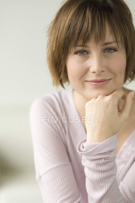 Retrato de mulher sorridente com cabelo curto olhando para a câmera — Fotografia de Stock