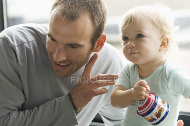 Ritratto di uomo e bambino che giocano con il carillon — Foto stock