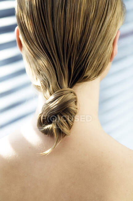 Junge Frau mit nassen Haaren, Blick von hinten, Nahaufnahme (Studio) — Stockfoto