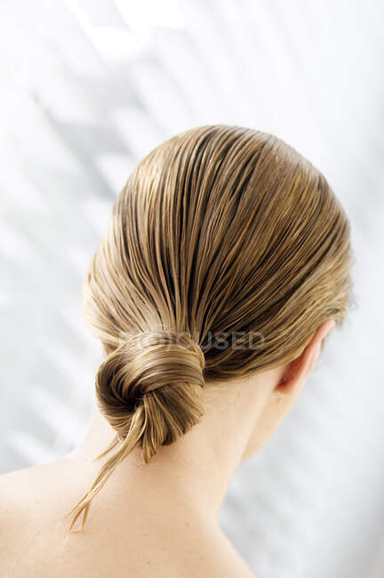 Молода жінка з мокрим волоссям, вид ззаду, крупним планом (студія ) — стокове фото