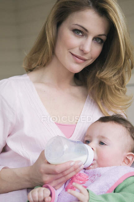 Mother bootle-feeding her baby — Stock Photo