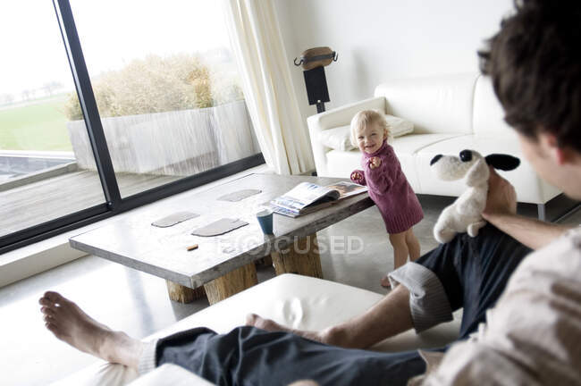 Hombre y niño en una sala de estar - foto de stock