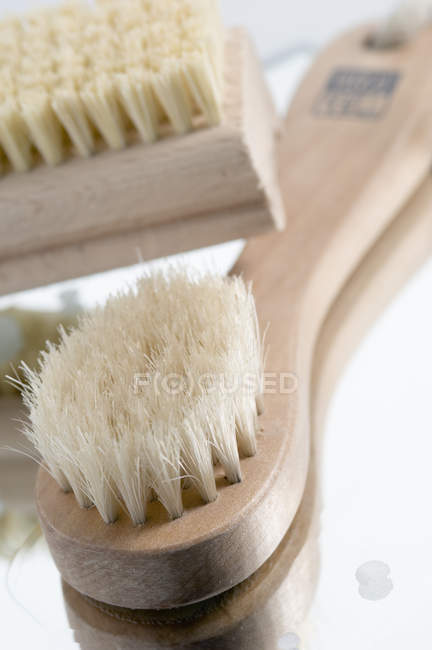 Nahaufnahme von Holzbadewanne und Nagelbürsten auf weißem Hintergrund — Stockfoto