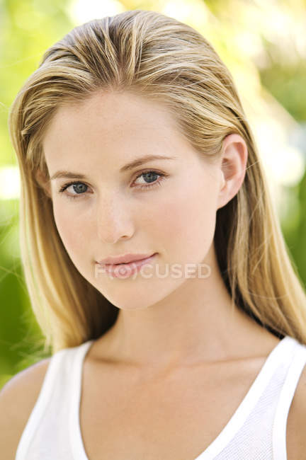 Retrato de una joven rubia al aire libre - foto de stock