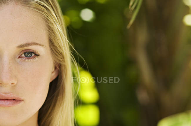 Ritratto di metà della giovane faccia femminile all'aperto — Foto stock